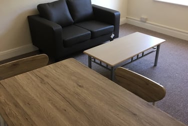 2 bed flat, High Street, Near university, Portsmouth, PO12HS - Image 2